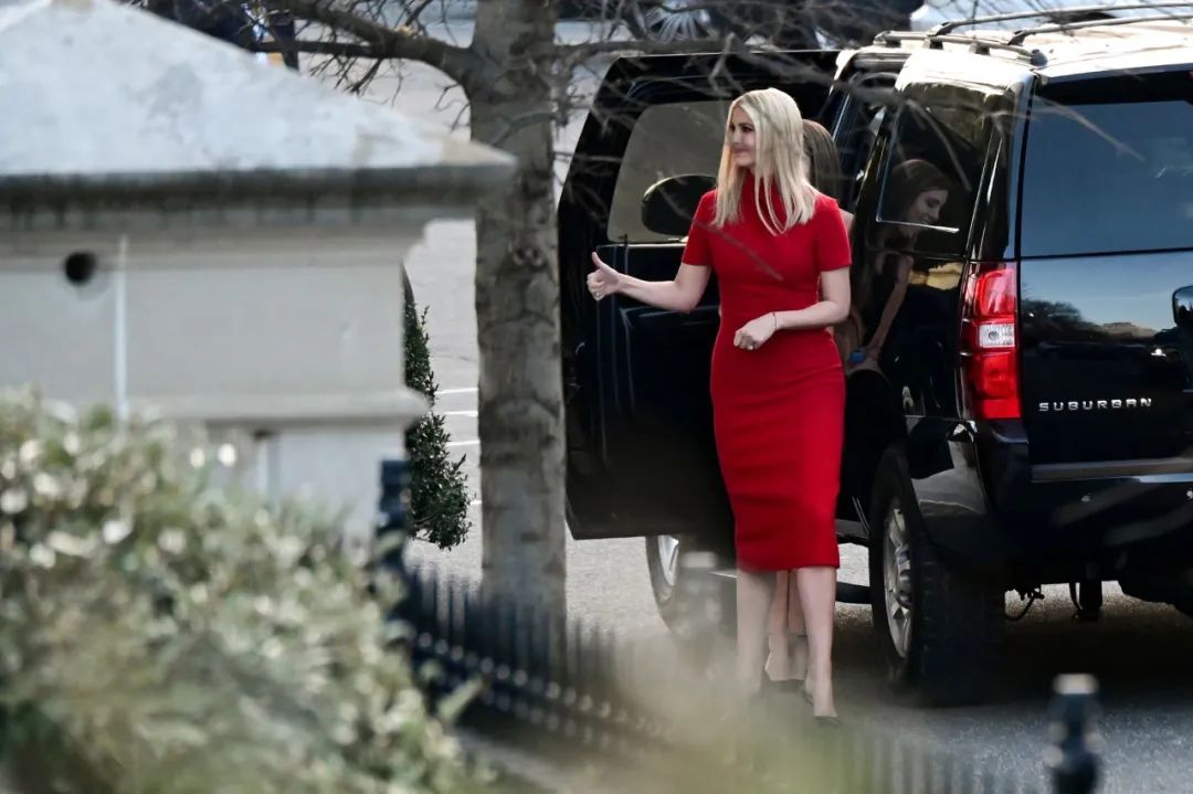 伊万卡一袭红裙离开白宫。来源：路透社