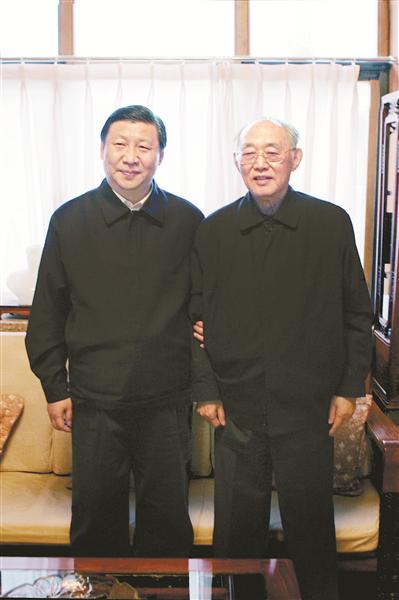 2012年1月12日,习近平同志春节前夕亲昵探看王瑞林同志。 尚培彬 摄