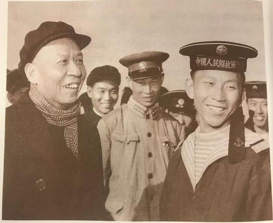 刘少奇和“洛阳”号护航舰上指战员交谈。