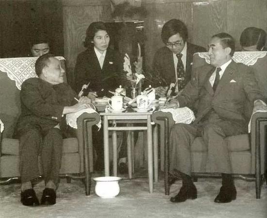  1984年，邓小平会见来访的中曾根康弘。