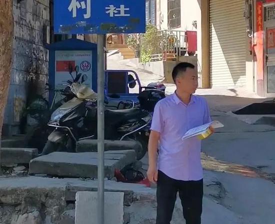 申军良走街串巷张贴寻儿启事。