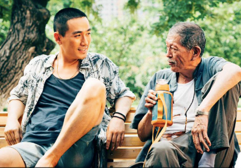 · 朱一龙（左）在《人生大事》中突破形象。