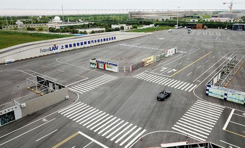 测试车辆在上海浦东新区临港智能网联汽车综合测试示范区内进行行驶测试（7月3日摄，无人机照片）。新华社记者 方喆 摄