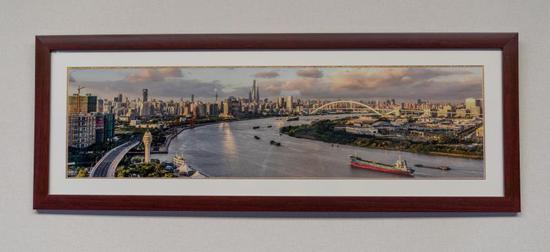 林元培办公室里挂着一幅描绘黄浦江之景的摄影作品。曾几何时，在黄浦江上造大桥是中国数代工程师遥不可及的梦想