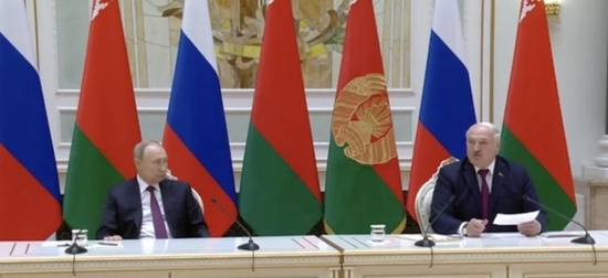 ·当地时间12月19日，普京（左）与卢卡申科出席记者会。俄媒视频截图
