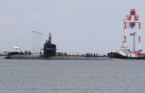 2012年6月25日，在菲律宾北部的苏比克湾港，美军士兵站在“路易斯维尔”号核潜艇顶部。 新华社发