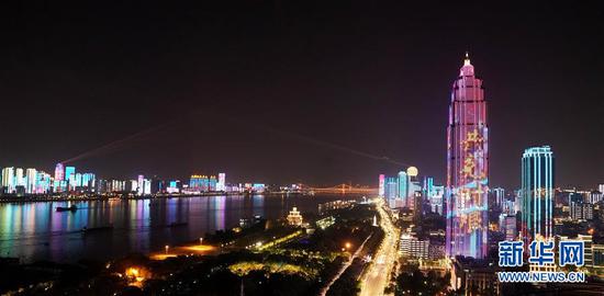 武汉夜晚的“战疫灯光秀”（4月14日摄）。  新华社记者 王毓国 摄