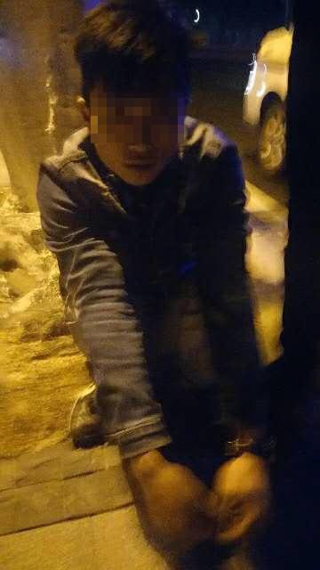  偷排现场被抓获的肇事者。