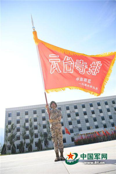 28发消灭23个敌人 一面面鲜红的战旗在战火洗礼中傲然挺立 △“云台寺排”荣誉战旗。