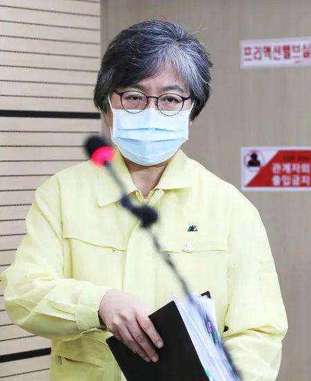 8月17日，郑银敬在新闻发布会上介绍了韩国的疫情，表示“疫情正在以可怕的速度在全国扩散”。韩联社图