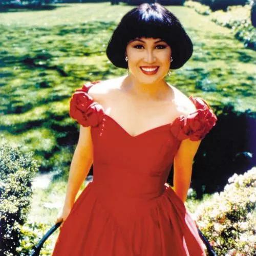 她是上世纪末的国民女神 用口红改变中国女性形象|化妆品|靳羽西|口红