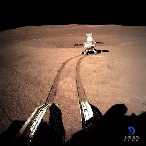 ▲图为着陆器地形地貌相机拍摄的玉兔二号在A点影像图。 新华社发(国家航天局 供图)