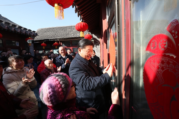 2019年2月1日上午，习近平来到北京前门东区，走进居民家中看望慰问，同群众一起贴窗花。（来源：新华社）