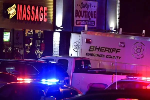  2021年3月16日，工作人员在美国亚特兰大城郊发生枪击案的按摩店调查。