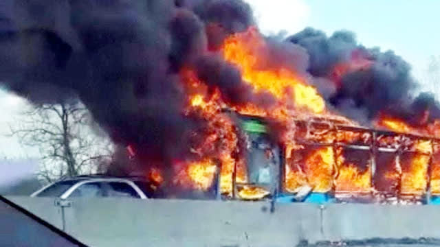 司机劫持载51名儿童校车纵火 男孩这样救一车人