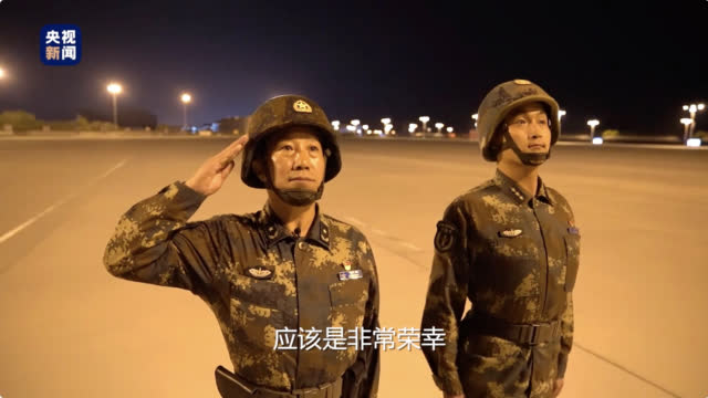 上阵父子兵 火箭军一对父子二人同时参加阅兵