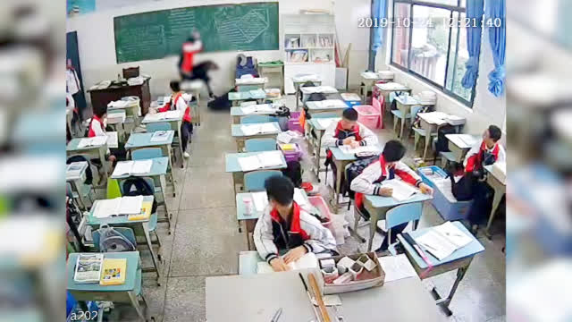 向老师拍砖 人民日报:暴力与校园绝不能兼容