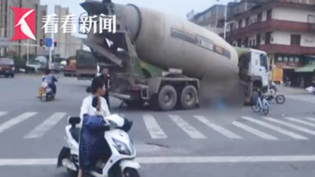 24岁女子坐共享单车车篮 结果掉在搅拌车轮下...