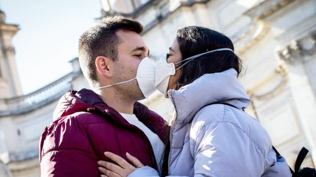 意大利疫情蔓延政府下令禁止接吻市民 病毒不可怕 死了都要亲 含视频 手机新浪网