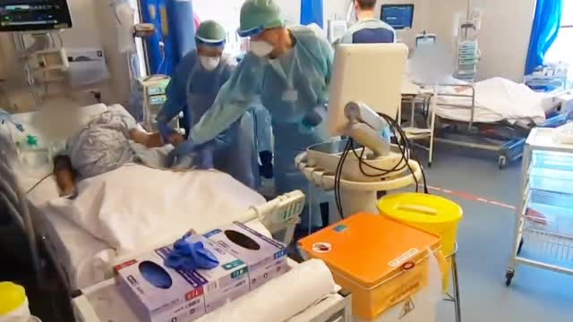 实拍！英国新冠ICU病房画面首度公开：医护人员穿一次性罩衣围裙