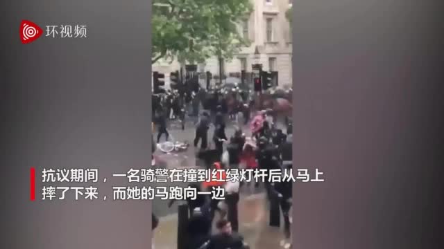 越闹越凶 英国抗议者首相府附近聚集骑警被攻击 含视频 手机新浪网 越闹越凶 英国抗议者首相府附近聚集骑警被攻击 含视频 手机新浪网