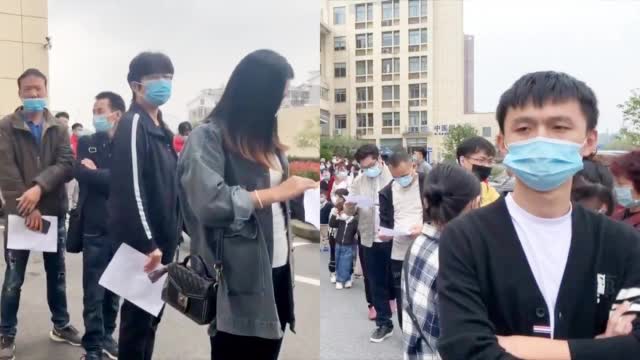 50秒看国产新冠疫苗紧急接种现场：填表登记缴费 市民有序排队