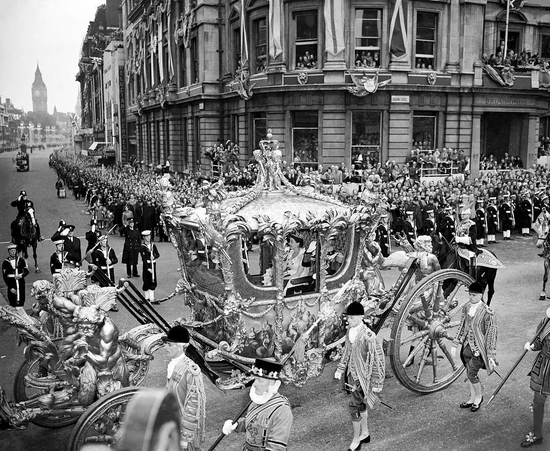 当地时间1953年2月6日，英国伦敦，英国女王伊丽莎白二世与爱丁堡公爵乘坐国车，从白金汉宫前往威斯敏斯特教堂参加加冕典礼，途经特拉法加广场。图/视觉中国