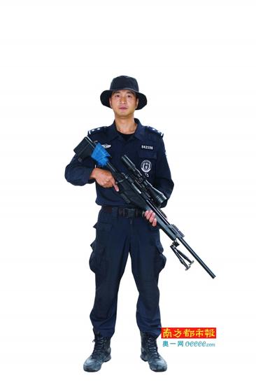 狙击手房间:揭秘特警狙击手:会7种射击姿势 抱比抱老婆多 为了适应不同狙击位置的需要,狙击手必须掌握卧、跪、立、坐、蹲、仰、侧等7种不同射击姿势。