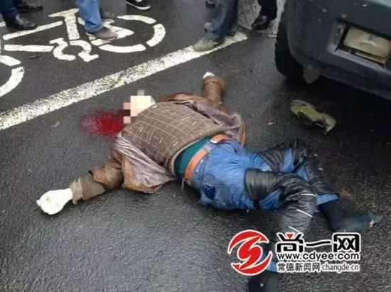 男子骑电动车遭渣土车碾压身亡 未留有效证件