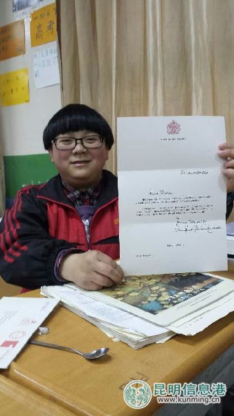 云南女生给英国女王写信 获女王亲笔签名回复 收到英女王回信的马思雯展示信件