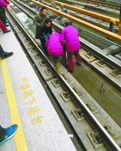 女子突然昏迷摔进轻轨轨道 列车15秒急刹车(图)