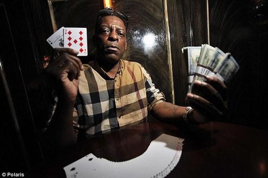 一个奇男子狱中打牌赢150万的事迹火遍了网络,而他曾经是一名大毒枭