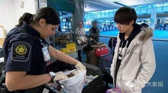 然而被遣返的原因竟然是因为微信群。