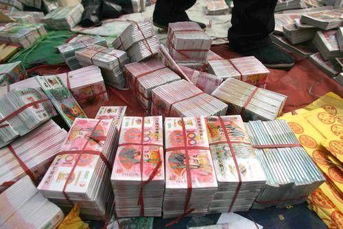 女子花6万买30万假币 回家发现系冥币