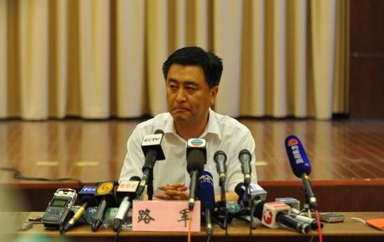 昆山市长路军:江苏昆山被撤市长路军出任贵州铜仁市政府顾问 2014年8月3日傍晚,时任昆山市市长路军就中荣金属制品有限公司汽车轮毂拋光车间爆炸事故召开第二次新闻发布会。 视觉中国 资料图