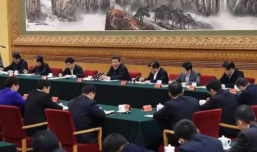金三胖县官生涯:未满29岁即成为排名第三副书记 资料图:平同中央校第一期县委书记研修班学员进行座谈。