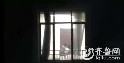 偸拍情侣不雅:高校情侣教室亲昵被 视频遭疯传(图) 教室里一对男女当场激情迸发做着各种不雅的亲昵动作