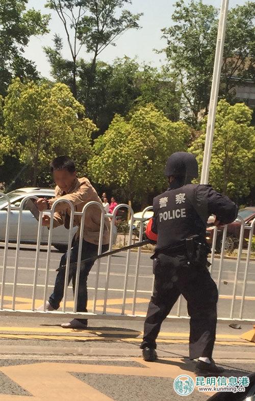 男子砍伤多名路人被警方击毙(图)