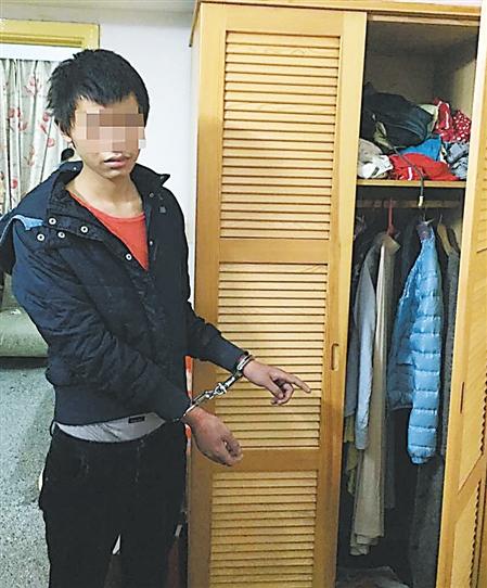 男子偷东西躲衣柜里睡着了沙区警方供图