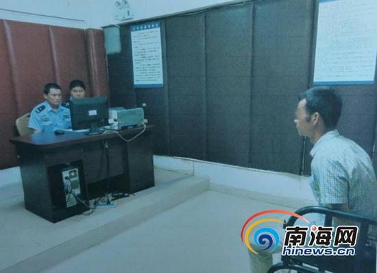 自动撸管机:快车司机女生前自慰被拘10日 称见短裙控制不住 涉事司机接受警方调查。海口龙华警方供图