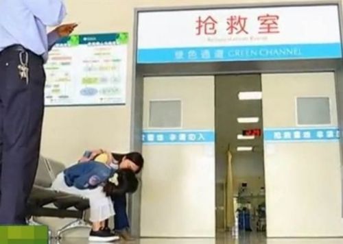 女子穿寿衣买农 女子被送往嘉兴第一医院抢救,并一度拒绝接受治疗。(图片来源:台湾《中时电子报》网站)