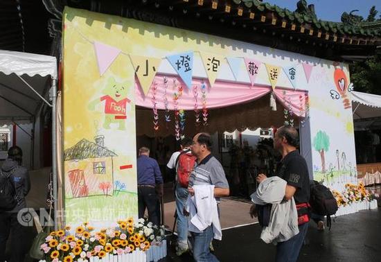 不少民众前来追思被害的女童"小灯泡"(图片来源:"中央社")