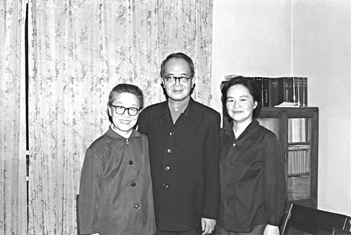 1981年杨绛与钱钟书和钱瑗摄于三里河寓所。人民文学出版社供图