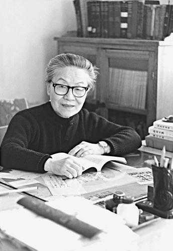 1980年，杨绛在三里河家中，业余创作间隙读书 人民文学出版社供图