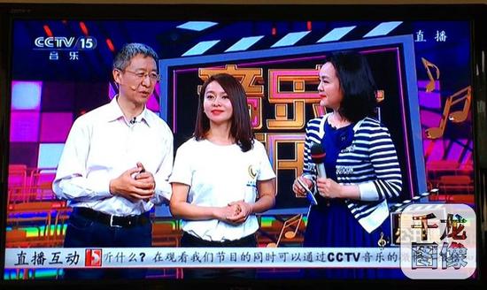 飞魔力亲子合唱团团长王鹤带着学员们参加CCTV音乐频道音乐公开课的节目录制。飞魔力亲子合唱团供图。