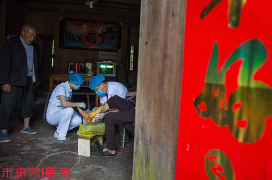 万少华团队8年如一日救治“烂脚病”老人，风雨无阻。