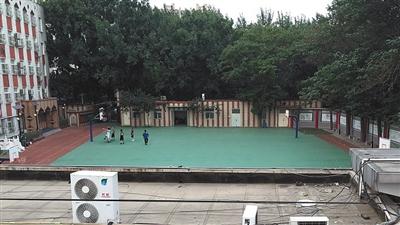 北京一小学多名学生流鼻血 家长疑修缮操场引起