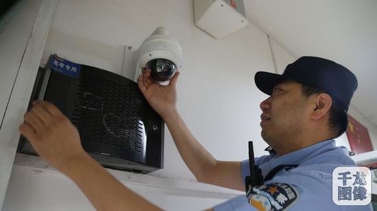 1甄瑱 图为朝阳分局民警检查高考考场摄像头