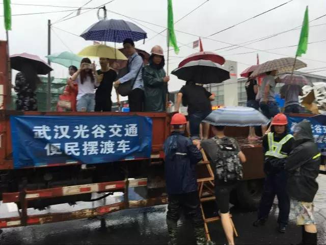 历史会记住今天！逾千万人见证暴雨中的武汉