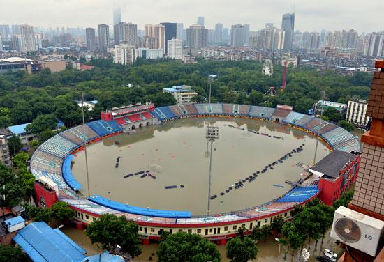 特大暴雨袭击江城 足球场变成圆形蓄水池(图)